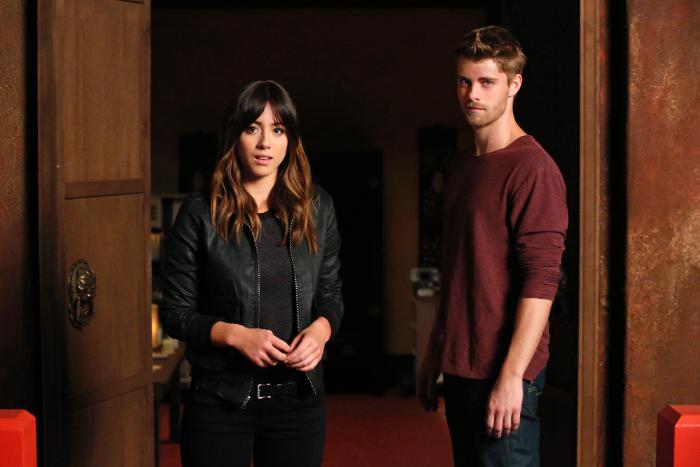 Luke Mitchell در صحنه سریال تلویزیونی ماموران شیلد به همراه Chloe Bennet