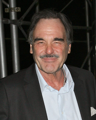 الیور استون در صحنه فیلم سینمایی غریبه ای بلند قد و سیاه را ملاقات خواهی کرد