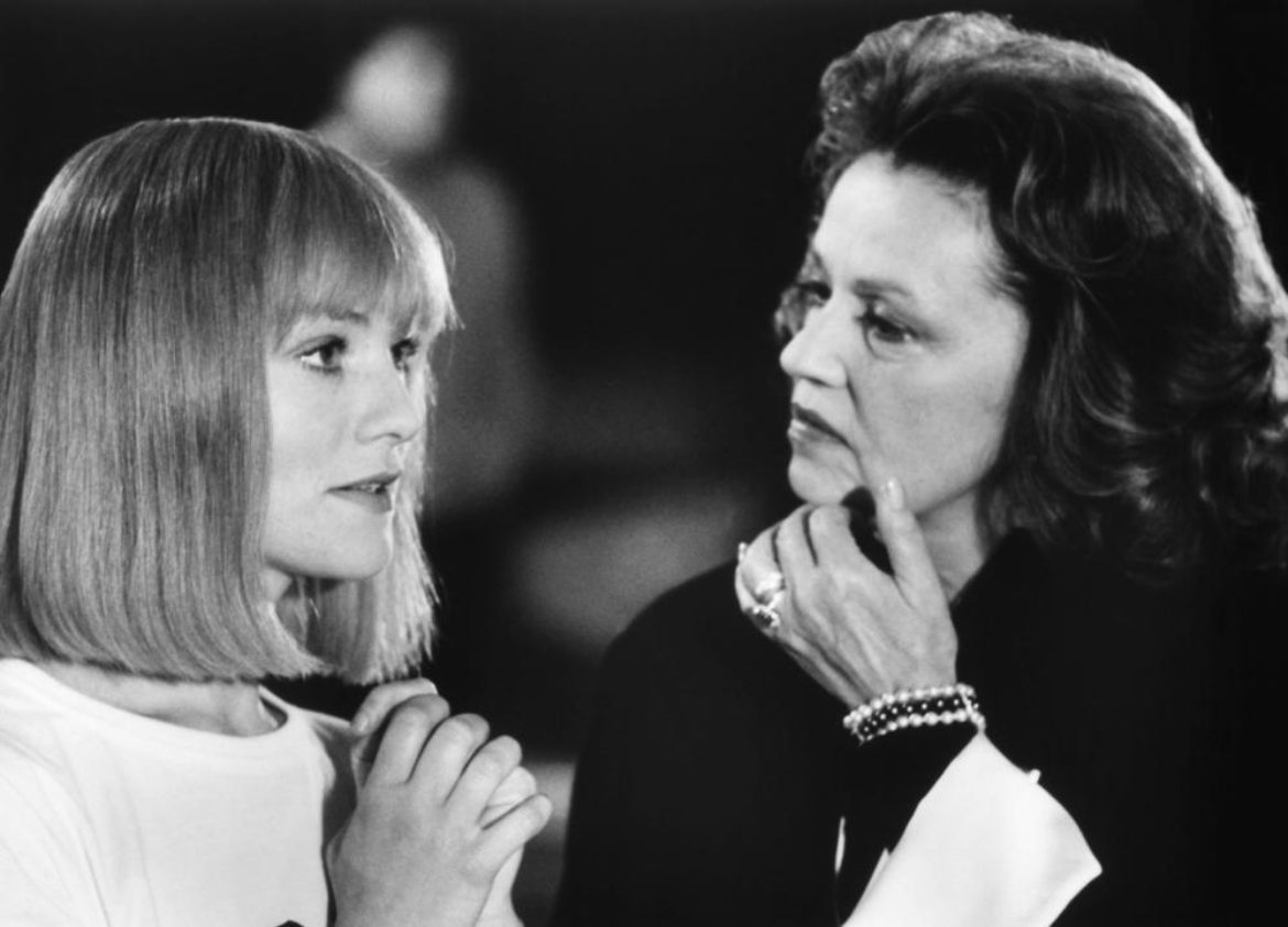 Jeanne Moreau در صحنه فیلم سینمایی La Truite (The Trout) به همراه ایزابل هوپر