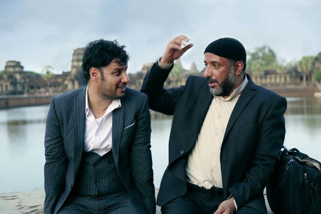 جواد عزتی در صحنه فیلم سینمایی چهار انگشت به همراه امیر جعفری