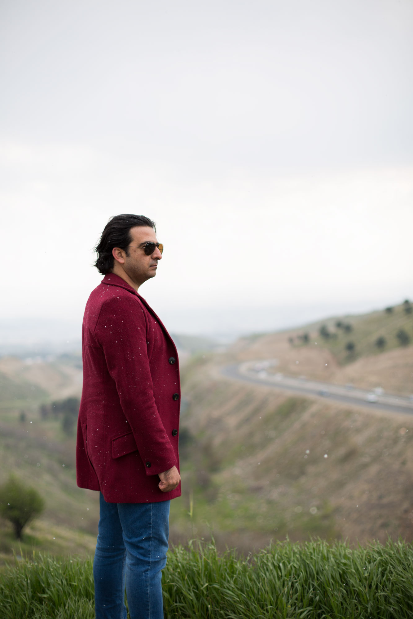 تصویری از علیرضا شیرین‌فرد، آهنگ ساز سینما و تلویزیون در حال بازیگری سر صحنه یکی از آثارش