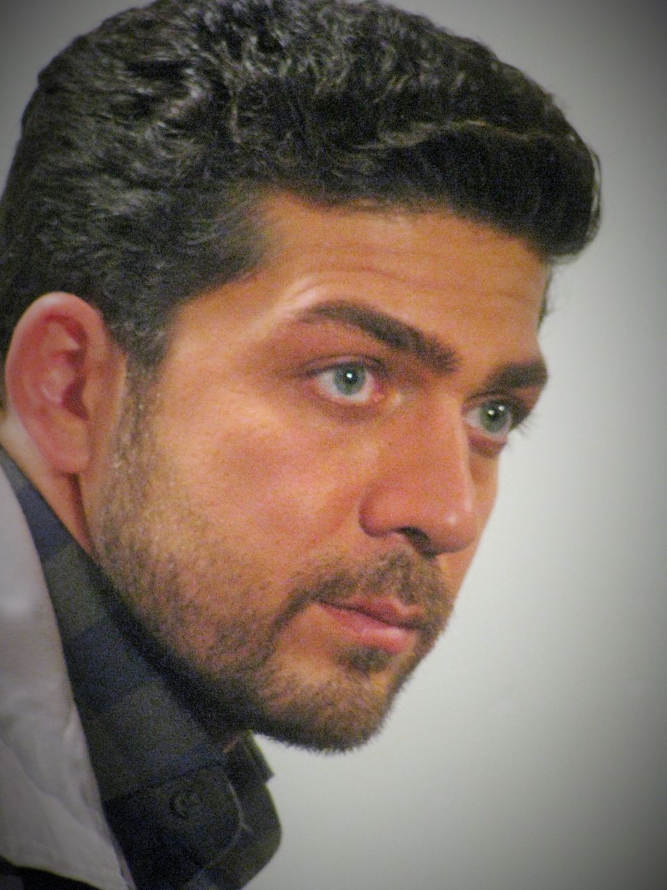 تصویری از مهدی علیپور، بازیگر و تهیه کننده سینما و تلویزیون در حال بازیگری سر صحنه یکی از آثارش