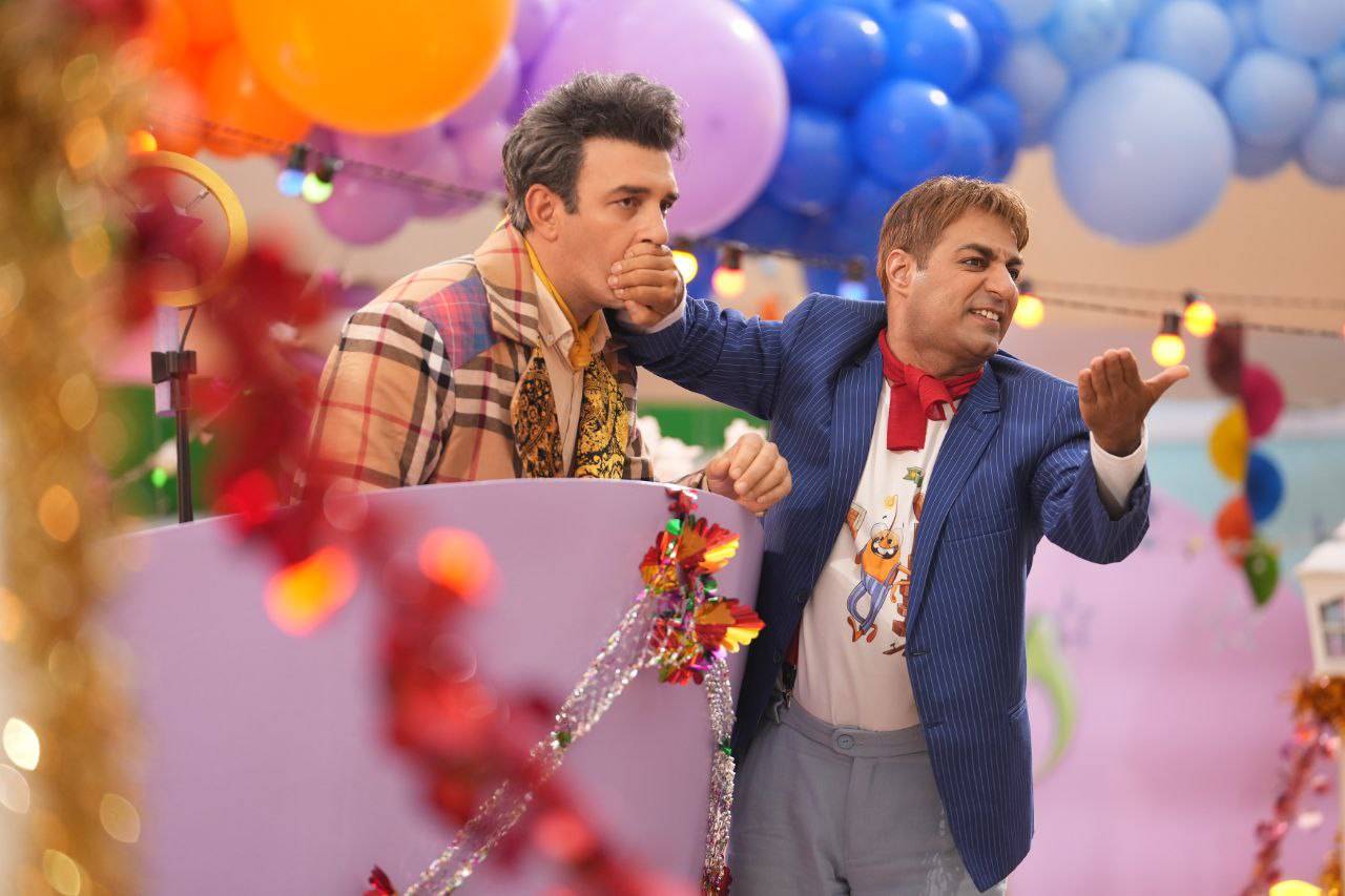  برنامه تلویزیونی دوقلوها در شهر پنج ستاره به کارگردانی جمشید بیات ترک