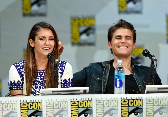 Nina Dobrev در صحنه سریال تلویزیونی خاطرات خون آشام به همراه Paul Wesley