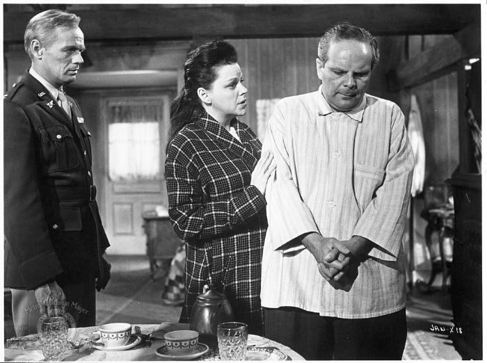 Howard Caine در صحنه فیلم سینمایی محاکمه نورنبرگ به همراه جودی گارلند و Richard Widmark