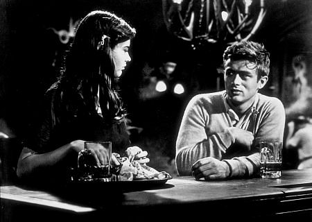 لوئیس اسمیت در صحنه فیلم سینمایی East of Eden به همراه James Dean