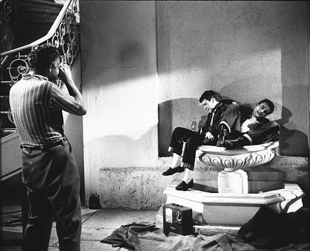 Sal Mineo در صحنه فیلم سینمایی شورش بی دلیل به همراه Nicholas Ray و James Dean