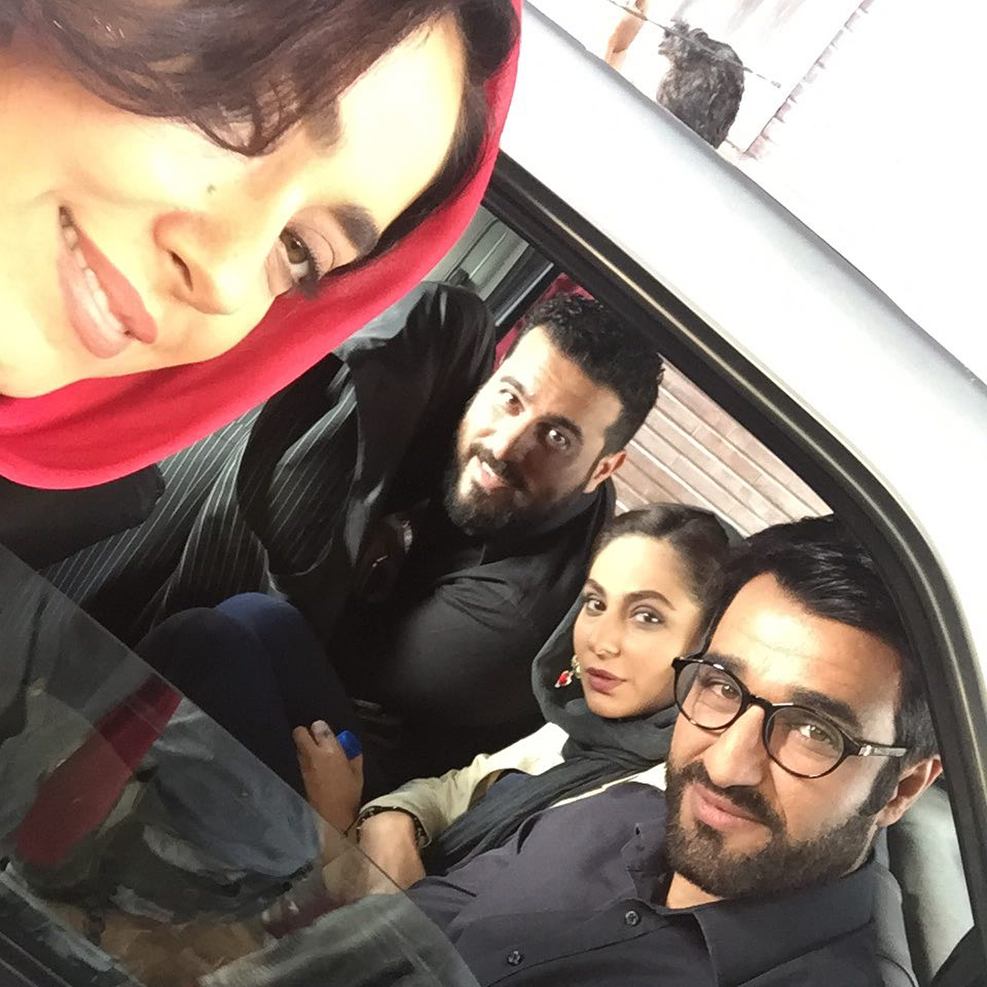 رعنا آزادی‌ور در پشت صحنه فیلم تلویزیونی لونه زنبور به همراه بهاره کیان‌افشار، محسن کیایی و پژمان جمشیدی