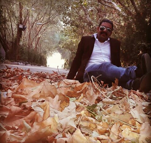 تصویری از سجاد پاکزاد، بازیگر و دستیار صحنه سینما و تلویزیون در حال بازیگری سر صحنه یکی از آثارش