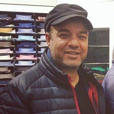 تصویری از سعید آقاخانی، بازیگر و کارگردان سینما و تلویزیون در حال بازیگری سر صحنه یکی از آثارش