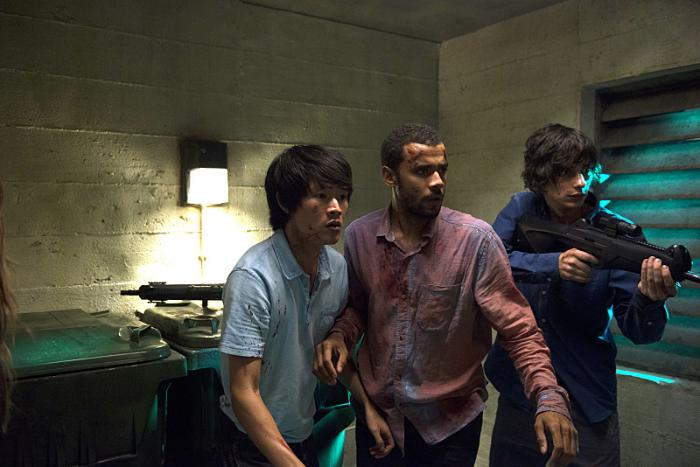 Devon Bostick در صحنه سریال تلویزیونی 100 به همراه Jarod Joseph و Christopher Larkin