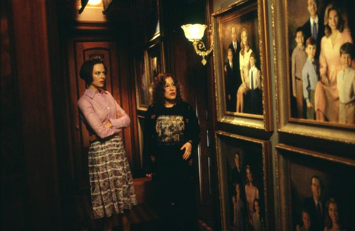 بت میدلر در صحنه فیلم سینمایی The Stepford Wives به همراه نیکول کیدمن