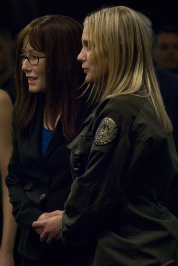 مری مکدانل در صحنه سریال تلویزیونی ناوبر فضایی گالاکتیک به همراه Katee Sackhoff
