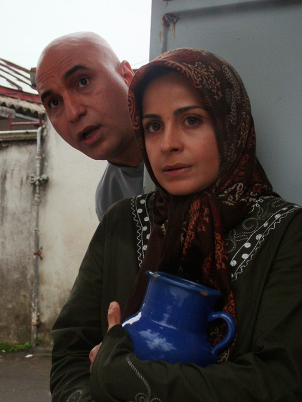 حمید فرخ‌نژاد در صحنه سریال تلویزیونی حلقه سبز به همراه سیما تیرانداز