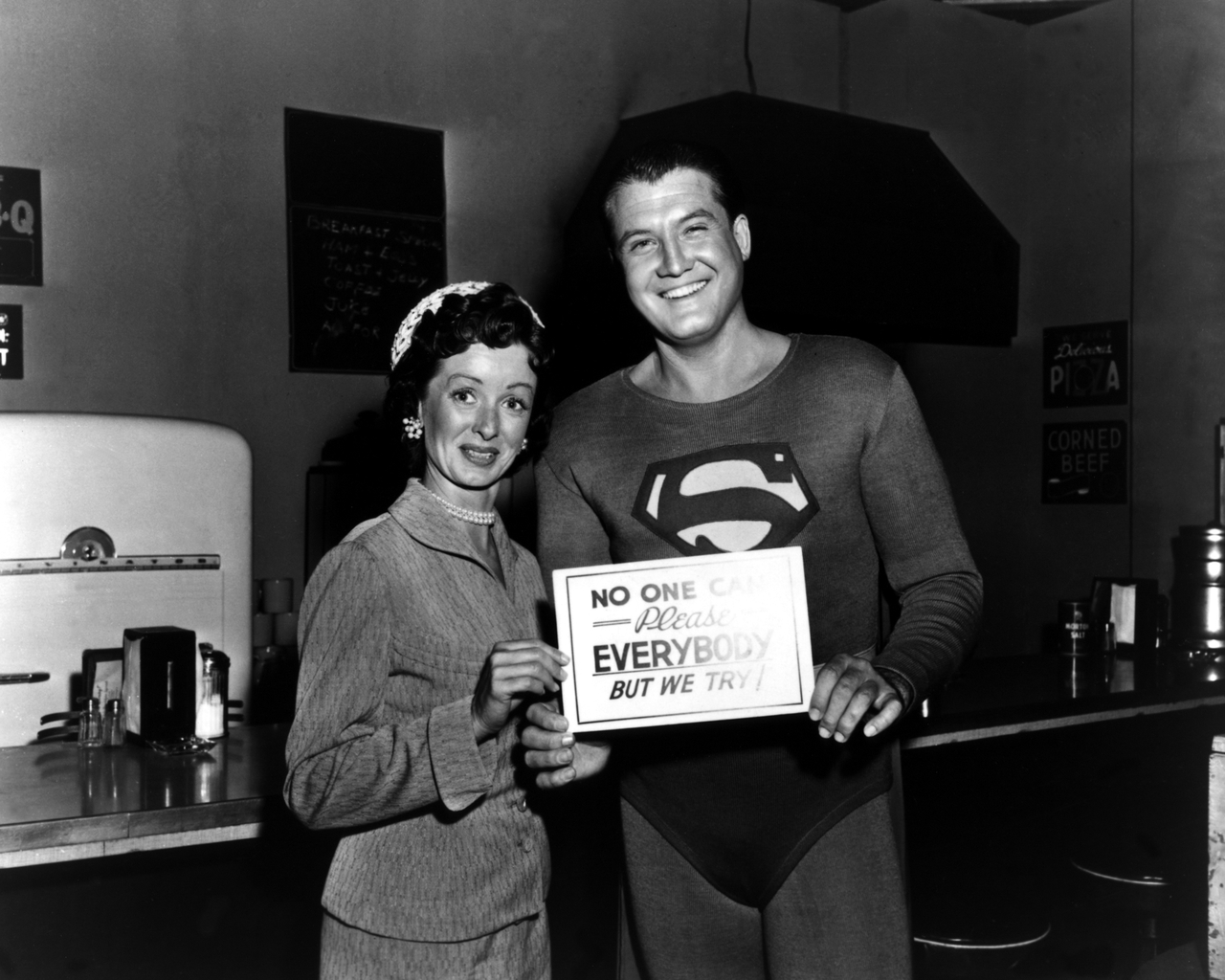جرج ریوز در صحنه سریال تلویزیونی Adventures of Superman به همراه Noel Neill