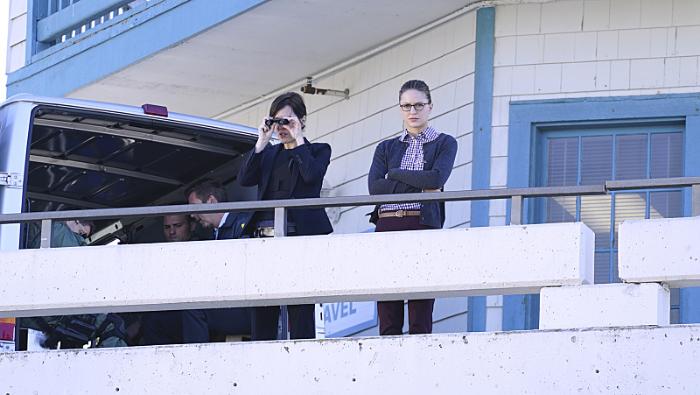 Emma Caulfield در صحنه سریال تلویزیونی سوپرگرل به همراه ملیسا بنویست