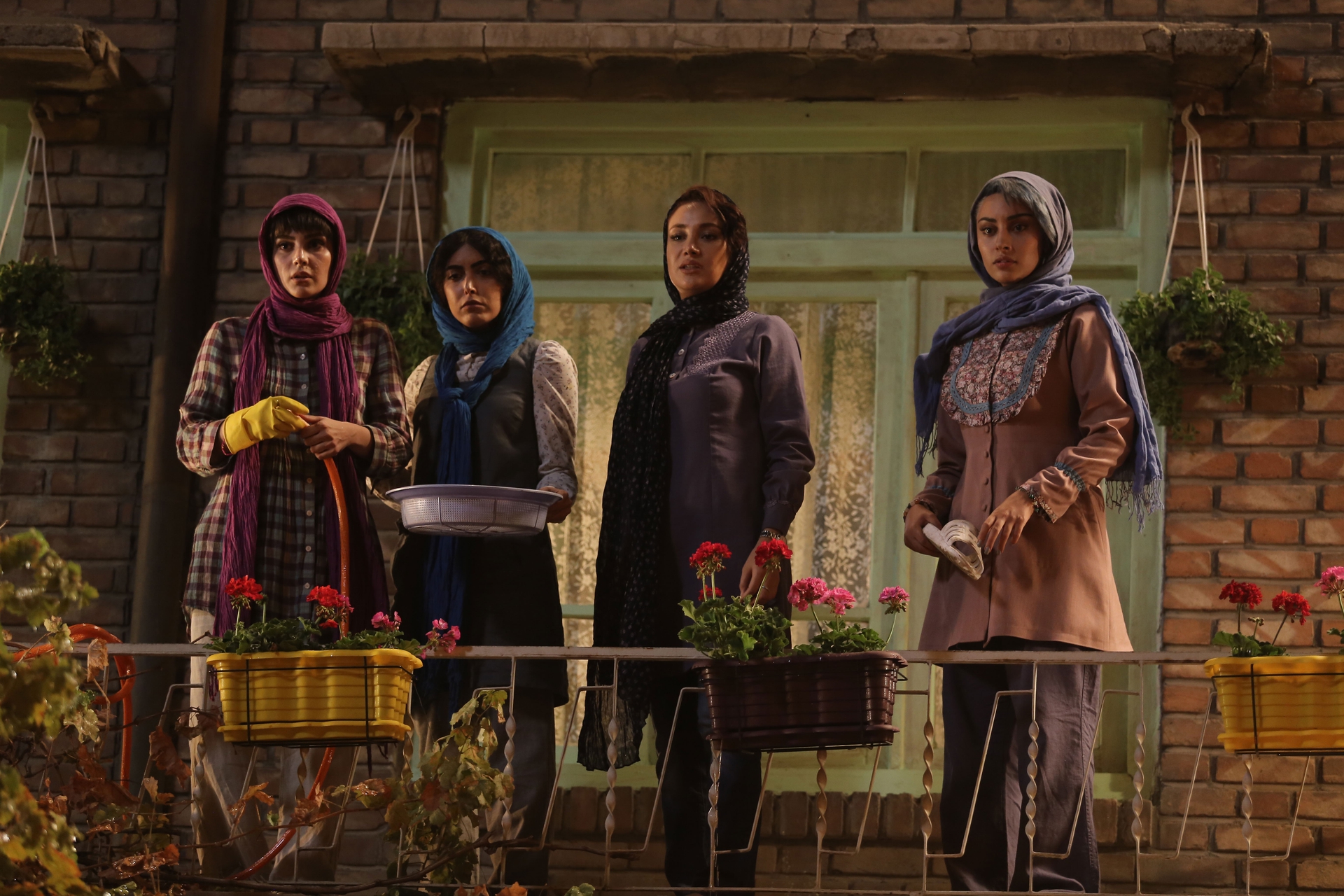 بهاره افشاری در صحنه فیلم سینمایی گشت 2 به همراه ساناز طاری، ترلان پروانه و سارا سهیلی
