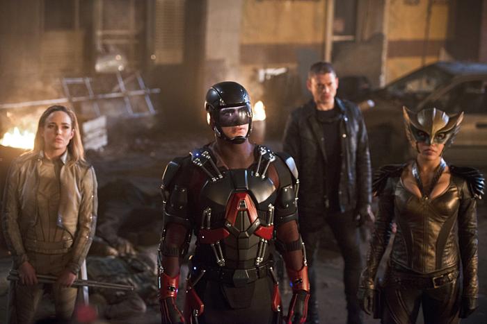 Ciara Renée در صحنه سریال تلویزیونی افسانه های فردا به همراه Brandon Routh، کیتی لاتز و ونتورت میلر