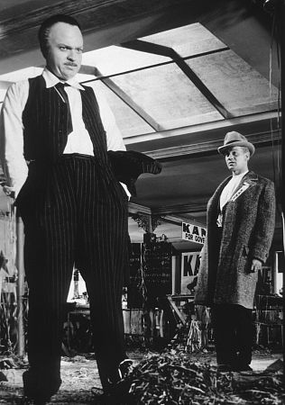 اورسن ولز در صحنه فیلم سینمایی همشهری کین به همراه جوزف کاتن