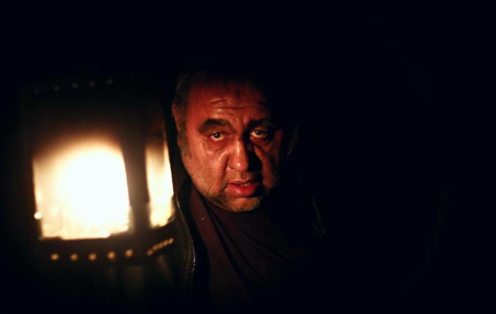 تصویری از لوون هفتوان، بازیگر سینما و تلویزیون در حال بازیگری سر صحنه یکی از آثارش