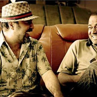 تصویری از سعید آقاخانی، بازیگر و کارگردان سینما و تلویزیون در حال بازیگری سر صحنه یکی از آثارش