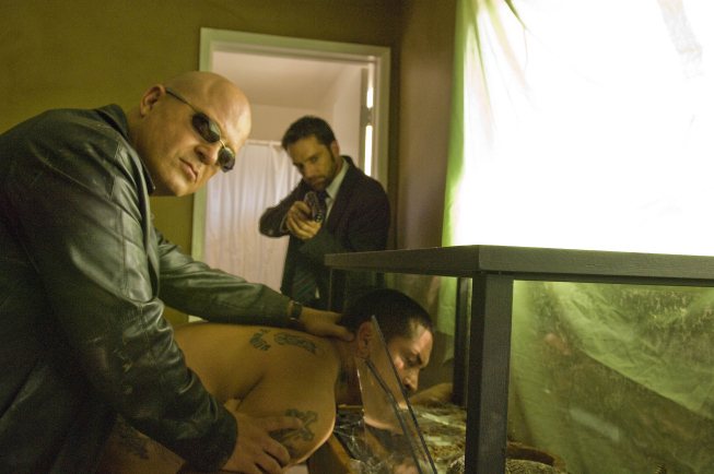 David Rees Snell در صحنه سریال تلویزیونی شیلد به همراه Michael Chiklis