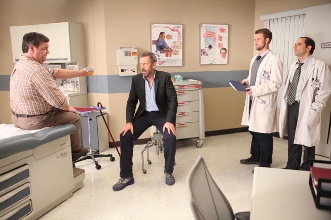 John Scurti در صحنه سریال تلویزیونی دکتر هاوس به همراه Hugh Laurie، Jesse Spencer و Peter Jacobson