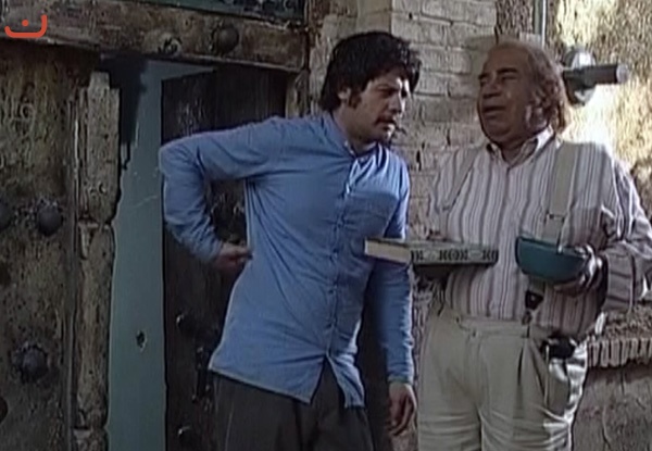 محمود بهرامی در صحنه سریال تلویزیونی متهم گریخت به همراه علی صادقی