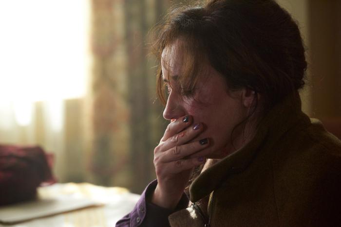 ماریا دویل کندی در صحنه سریال تلویزیونی یتیم سیاه