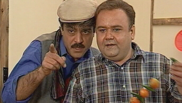 مصطفی راد در صحنه سریال تلویزیونی هتل پیاده رو به همراه اکبر عبدی