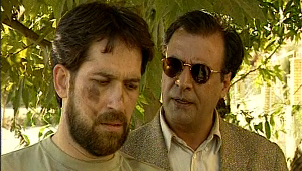 فرهاد جم در صحنه سریال تلویزیونی تولدی دیگر به همراه عبدالرضا اکبری
