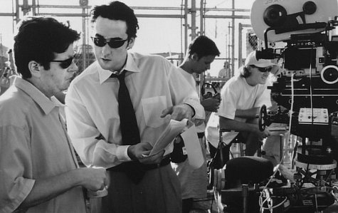 سایمون وست در صحنه فیلم سینمایی هواپیمای محکومین به همراه جان کیوسک