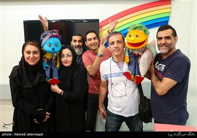 تصویری از محمدرضا بهروز، مجری سینما و تلویزیون در حال بازیگری سر صحنه یکی از آثارش