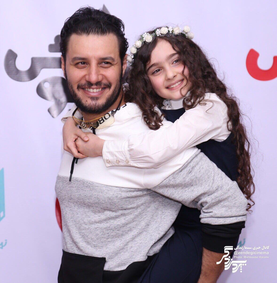مانیا علیجانی در اکران افتتاحیه فیلم سینمایی خرگیوش به همراه جواد عزتی
