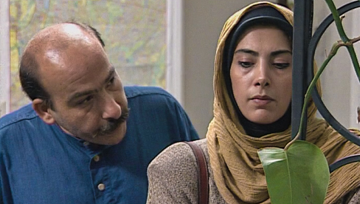 محمدرضا داوودنژاد در صحنه سریال تلویزیونی سر نخ به همراه لادن طباطبایی