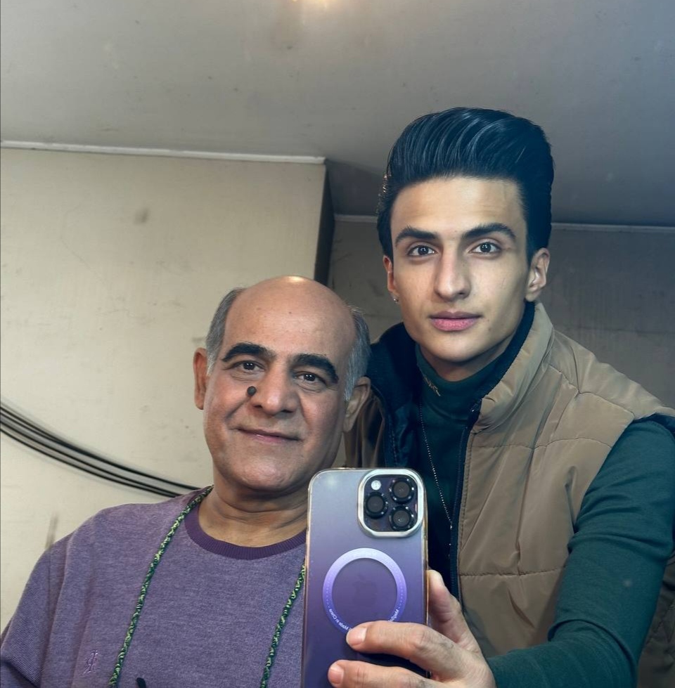 تصویری از صالح شعبانلو، چهره‌پرداز و بازیگر سینما و تلویزیون در پشت صحنه یکی از آثارش