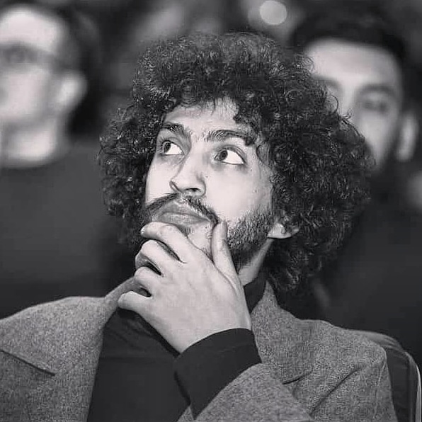 تصویری از پوریا اخوان، طراح صحنه سینما و تلویزیون در حال بازیگری سر صحنه یکی از آثارش