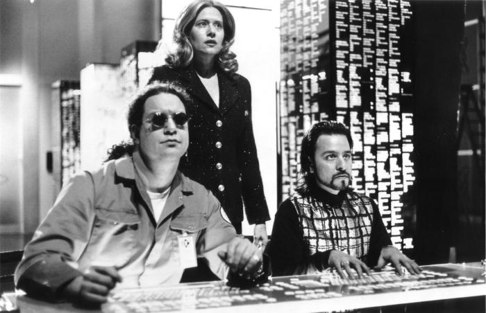 فیشر استیونز در صحنه فیلم سینمایی هکرها به همراه پن جیلت و لورین براکو