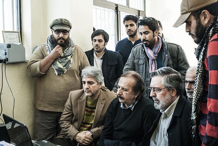 محمدحسین مهدویان در پشت صحنه فیلم سینمایی ایستاده در‌ غبار به همراه مجید مجیدی