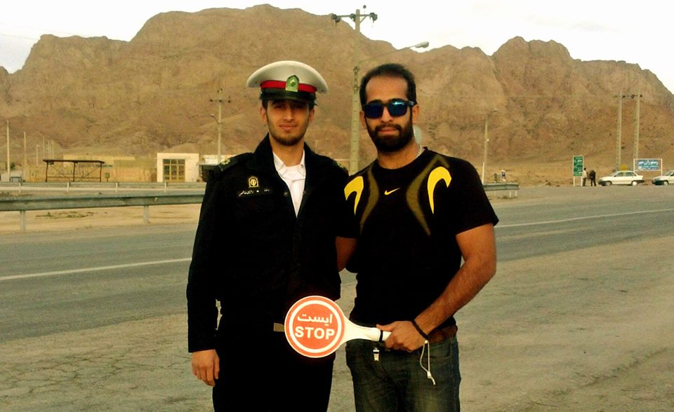 تصویری از سید حمید اسماعیلی سینما و تلویزیون در حال بازیگری سر صحنه یکی از آثارش