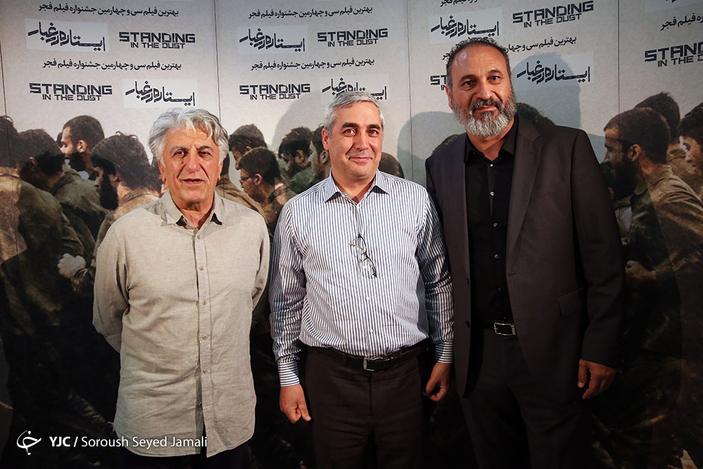 حمید فرخ‌نژاد در اکران افتتاحیه فیلم سینمایی ایستاده در‌ غبار به همراه ابراهیم حاتمی‌کیا و رضا کیانیان