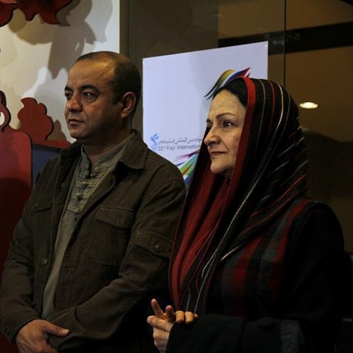 تصویری از سعید آقاخانی، بازیگر و کارگردان سینما و تلویزیون در حال بازیگری سر صحنه یکی از آثارش