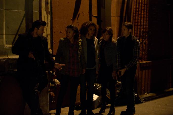 Zach Gilford در صحنه فیلم سینمایی پاکسازی: هرج و مرج به همراه Kiele Sanchez، کارمن اجوگو، Zoë Soul و فرانک گریلو