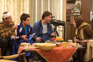 امیرحسین صدیق در صحنه سریال تلویزیونی همه بچه‌های من به همراه امیر کاظمی و رامین ناصرنصیر
