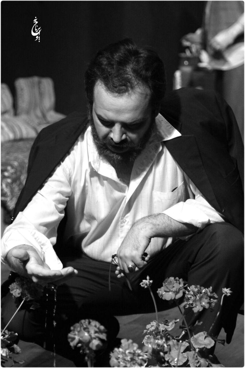 تصویری از حسام شریفی، بازیگر سینما و تلویزیون در حال بازیگری سر صحنه یکی از آثارش