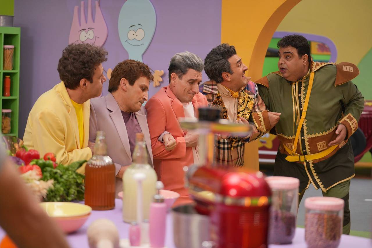  برنامه تلویزیونی دوقلوها در شهر پنج ستاره به کارگردانی جمشید بیات ترک