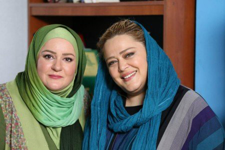 بهاره رهنما در پشت صحنه سریال تلویزیونی همسایه‌ها به همراه نعیمه نظام‌دوست