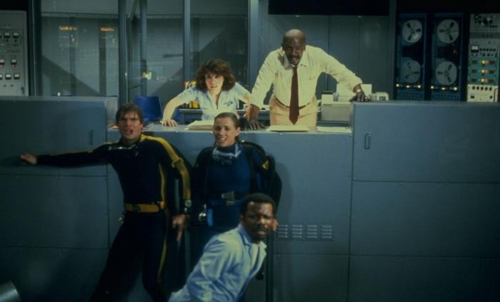 Lisa Maurer در صحنه فیلم سینمایی Jaws 3-D به همراه Dennis Quaid، Bess Armstrong و Louis Gossett Jr.