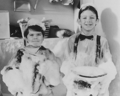 Bug Hall در صحنه فیلم سینمایی The Little Rascals به همراه Travis Tedford