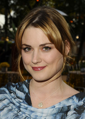 Alexandra Breckenridge در صحنه سریال تلویزیونی همراهان